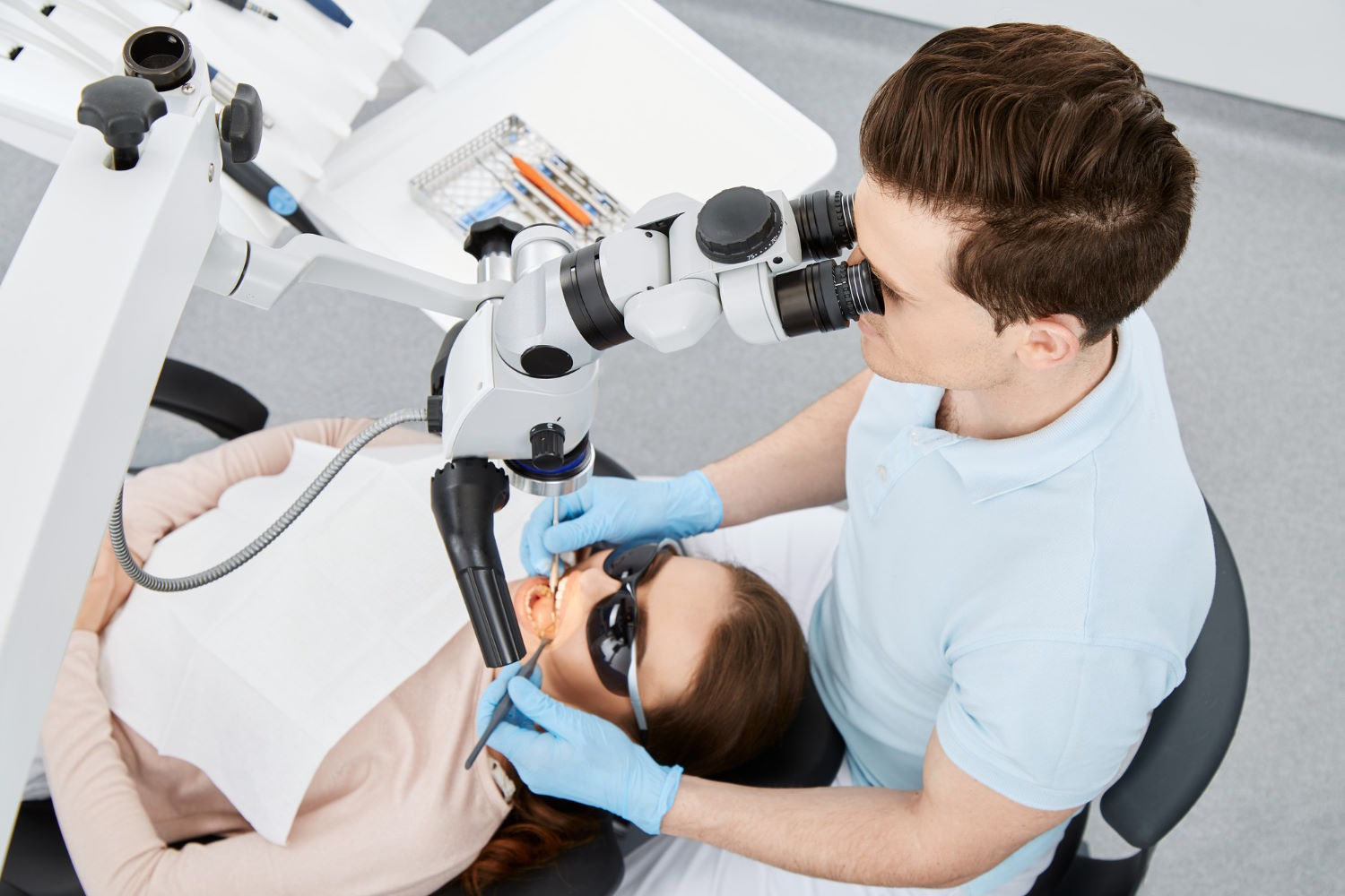 Mikroskopowa stomatologia – zalety leczenia zębów pod mikroskopem