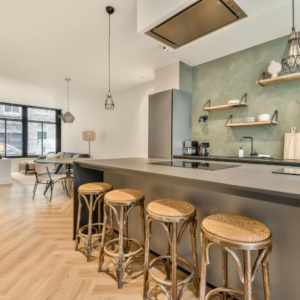 Podłogi z drewnianych desek – klasa i wyrafinowanie w twoim mieszkaniu