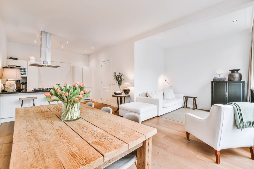 Ogrzewanie podłogowe w połączeniu z drewnianymi deskami to idealne połączenie dla tych, którzy pragną cieszyć się przyjemnym ciepłem i eleganckim wyglądem swojego mieszkania